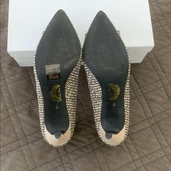 ModCloth Gold Bow Heels Size 40 - Picture 15 of 17